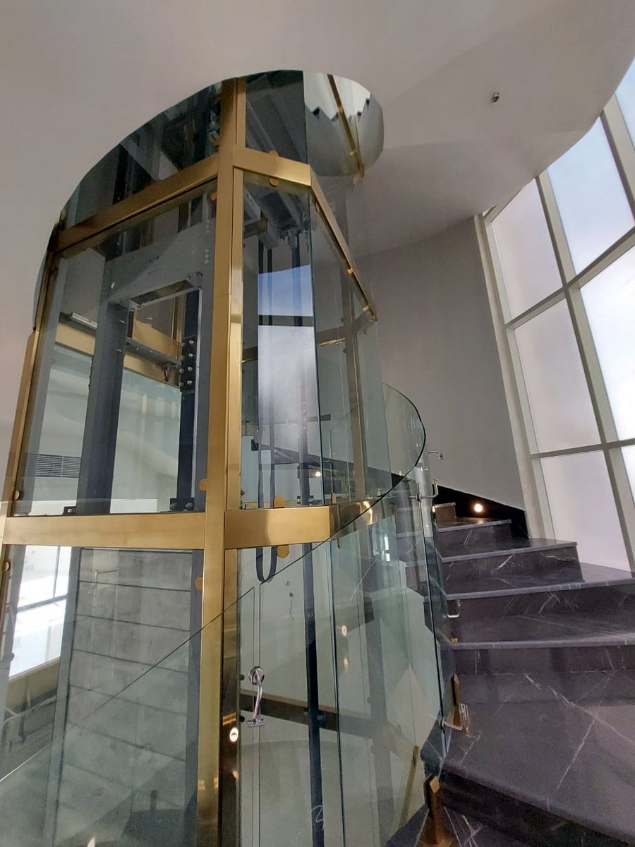 Panoramic lift with curved glass